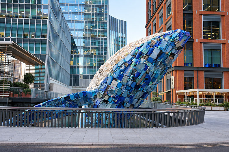 Whale on the Wharf. Una ballena hecha con cinco toneladas de plástico recuperado emerge en Londres