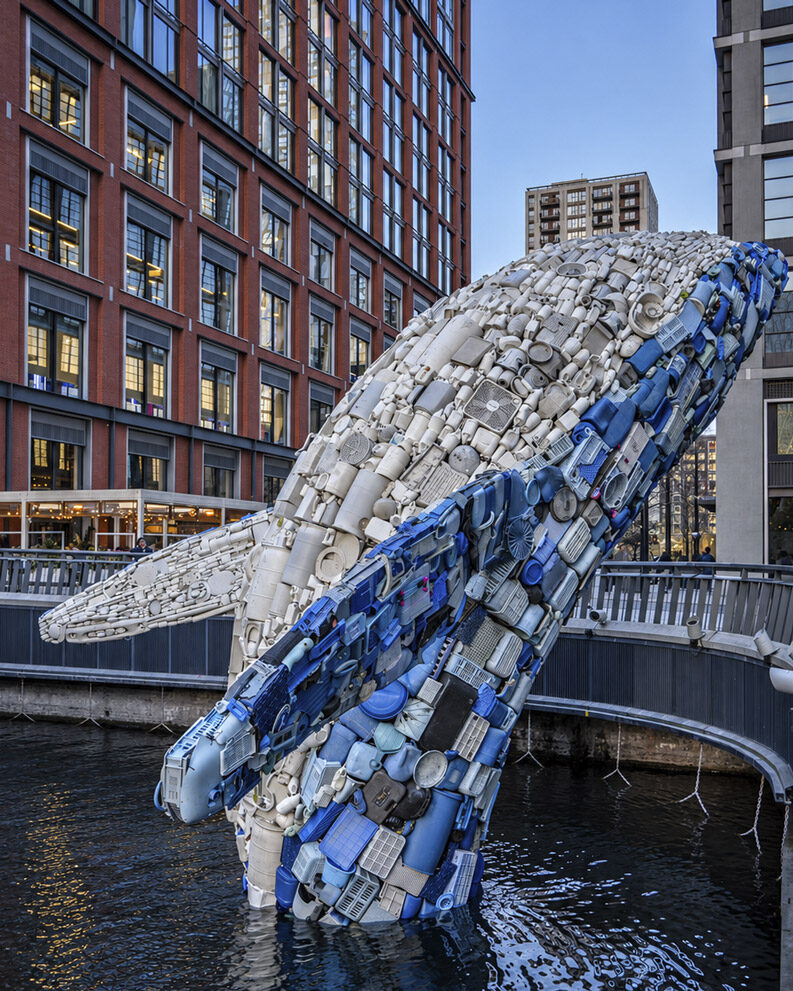 Whale on the Wharf. Una ballena hecha con cinco toneladas de plástico recuperado emerge en Londres