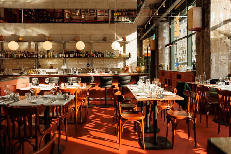 Ypseli. Un restaurante parisino articulado por un piso rojo