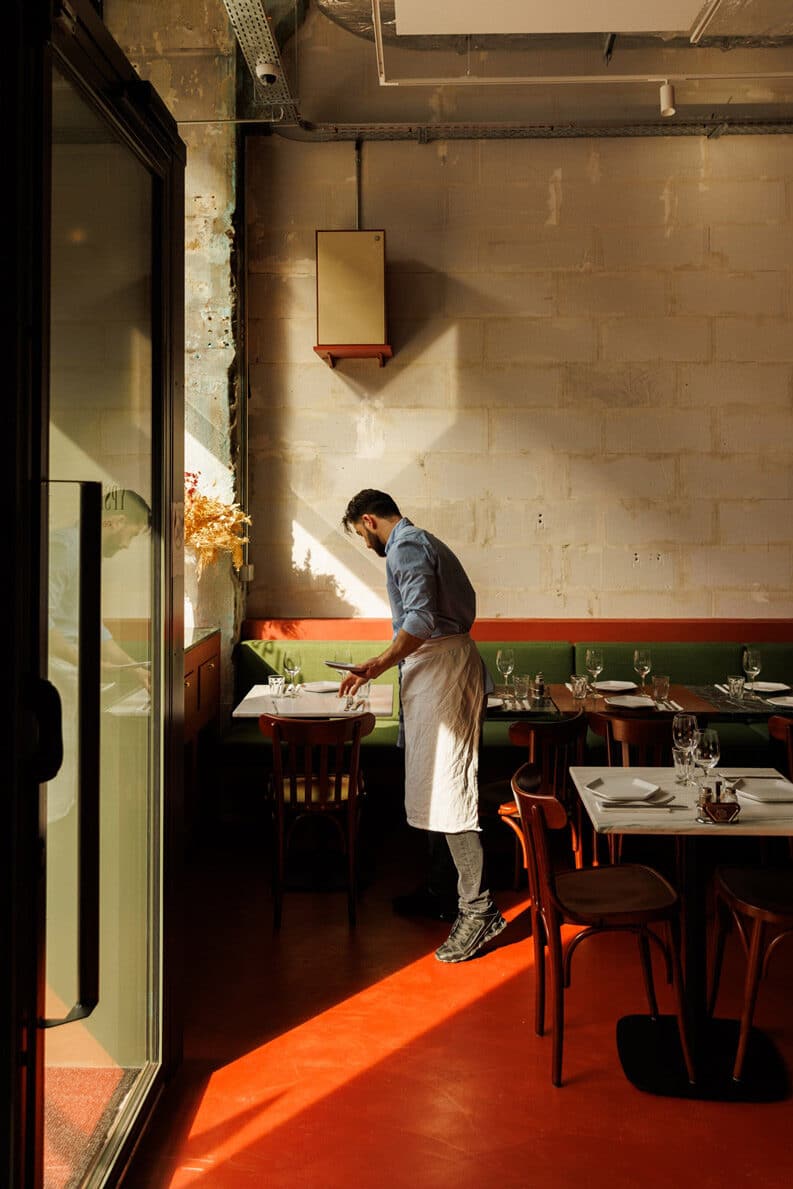 Ypseli. Un restaurante parisino articulado por un piso rojo