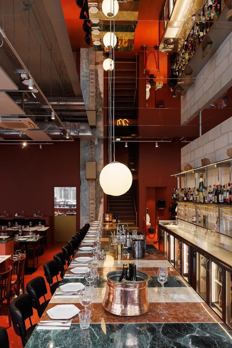 Ypseli. Un restaurante parisino articulado por un piso rojo