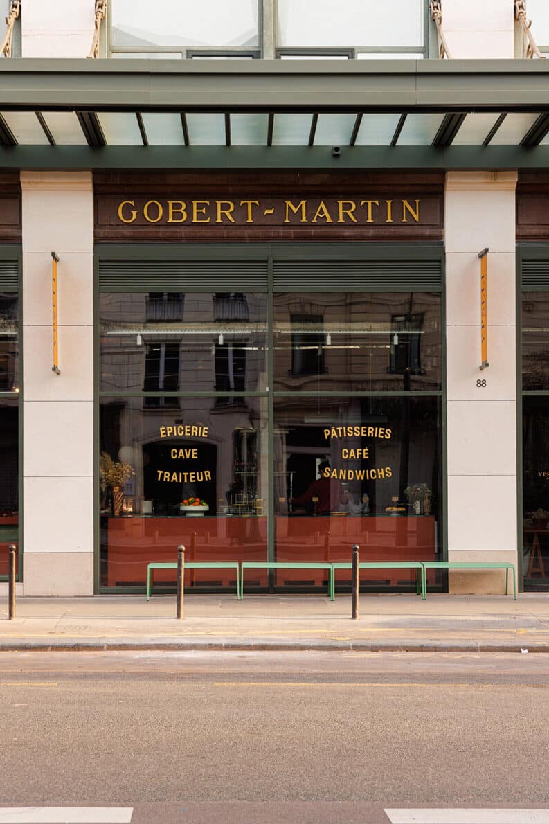 Ypseli. Un restaurante parisino articulado por un piso rojo