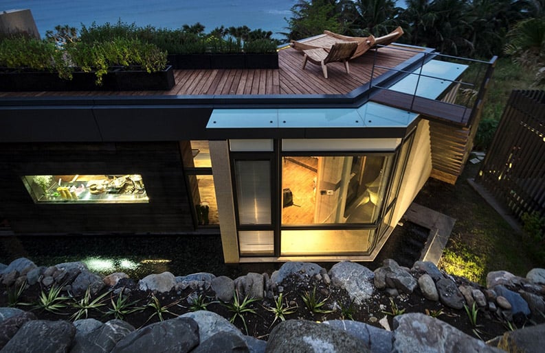 Simbiosis natural. Una casa en las rocas de Taiwán con el mar como horizonte