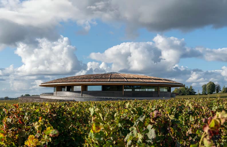Bodega Le Dôme. Un ícono arquitectónico en las colinas de Burdeos