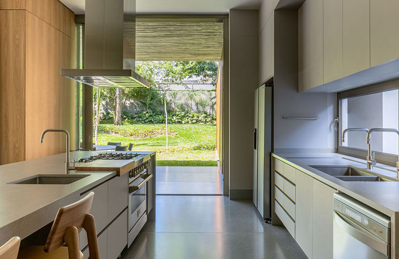 Casa Abacateiro by Angela Castilho Arquitetura e Interiores