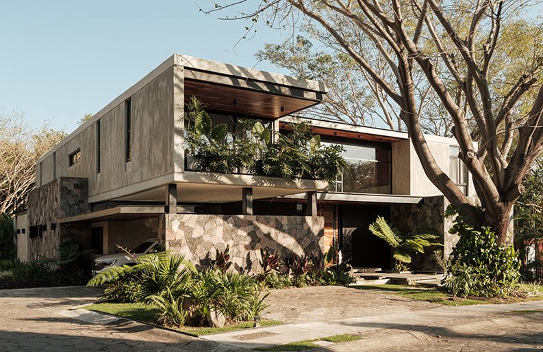 Casa Akama. Arquitectura de diálogo y calma con la naturaleza