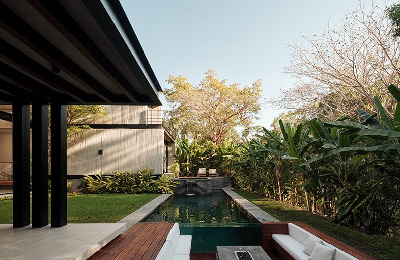 Casa Akama. Arquitectura de diálogo y calma con la naturaleza