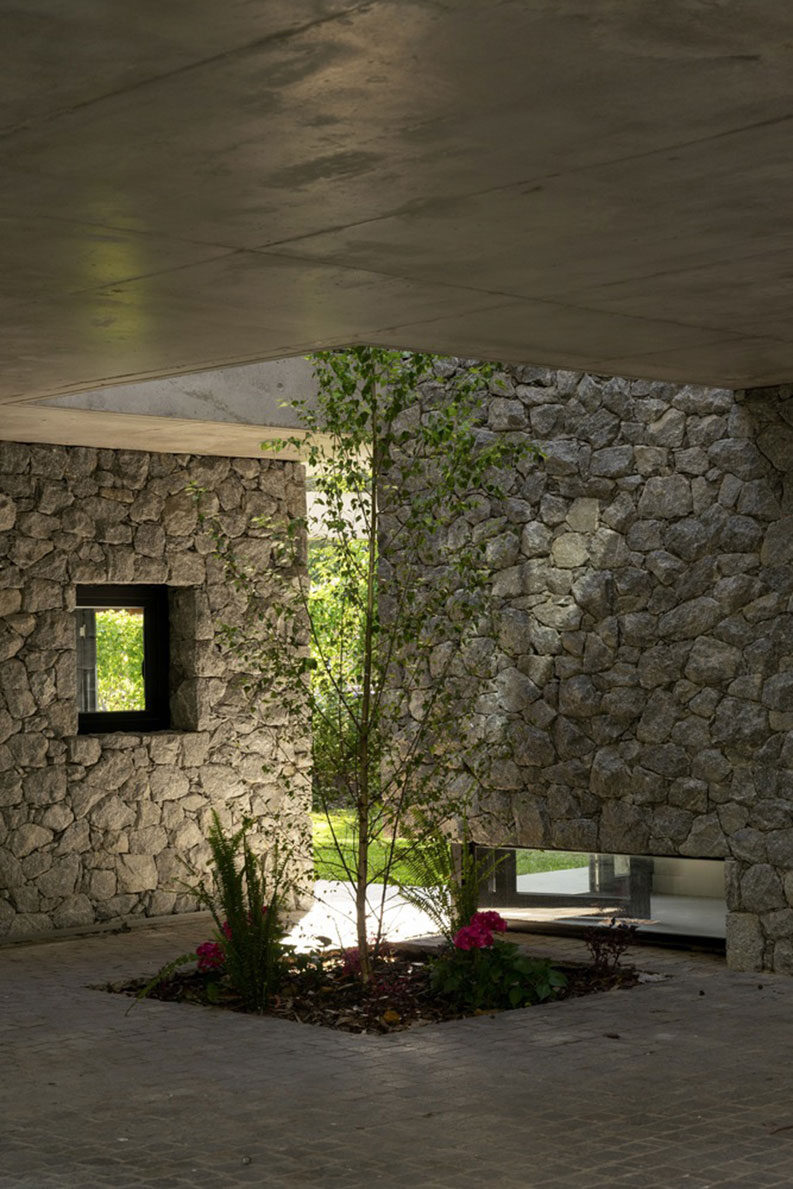 Casa Bosque by Carmona Pérez Marino