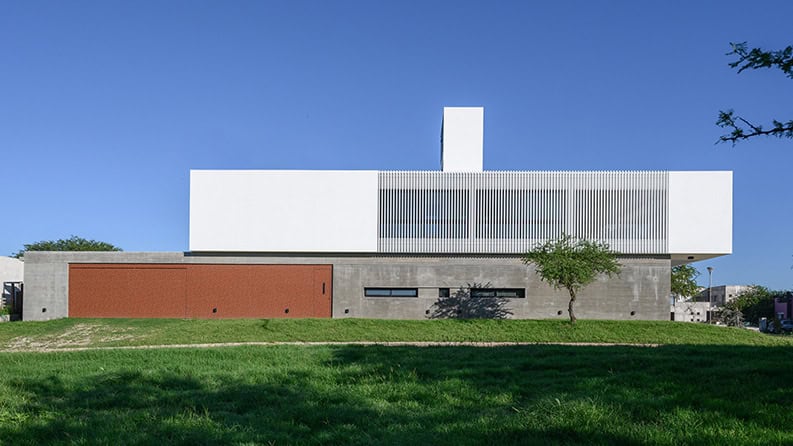 Casa CM. Una vivienda con espacios abiertos para captar lo natural en la zona urbana