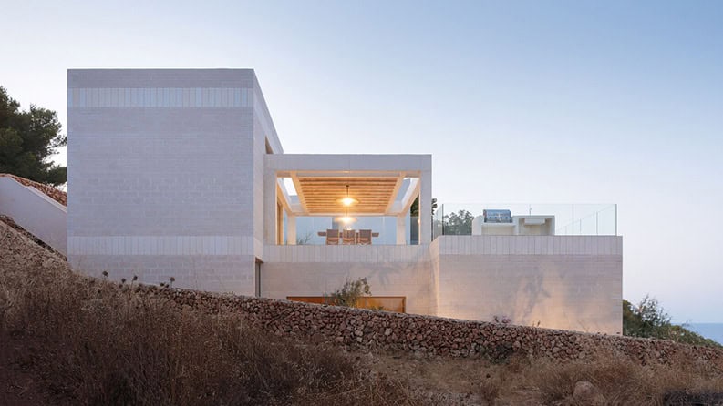 Casa Escalonada. Una vivienda elegante que se encuentra cerca de una isla 