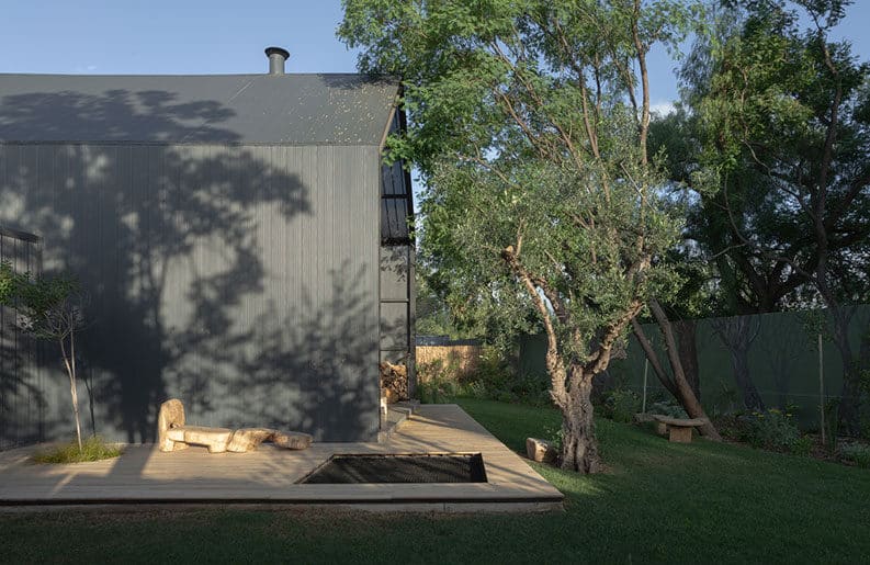 Casa Flecha by Mora Hughes Arquitectos