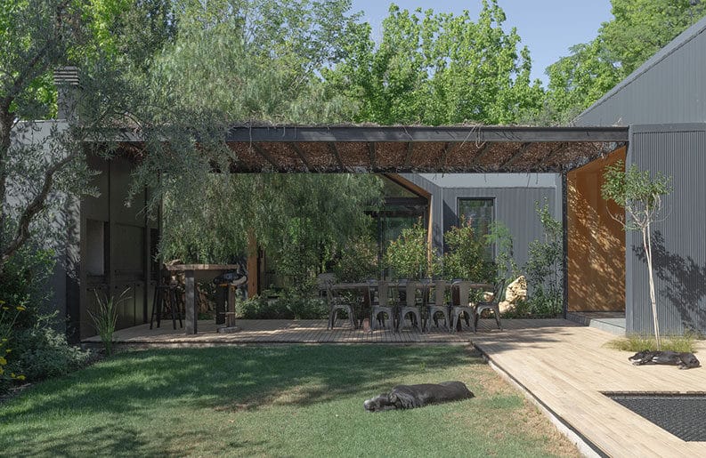 Casa Flecha by Mora Hughes Arquitectos