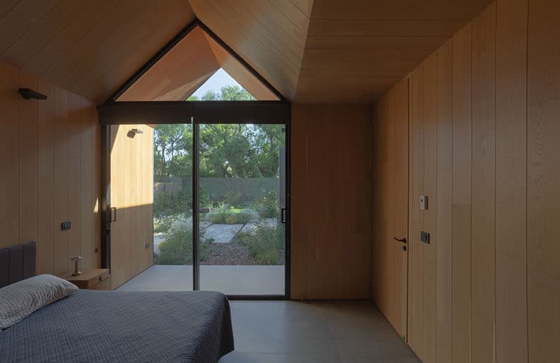 Casa Flecha by Mora Hughes Arquitectos