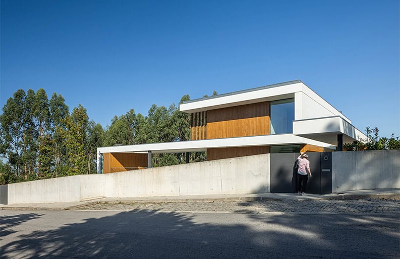 Casa J.M.C. Una vivienda elegante que se ubica sobre una pendiente