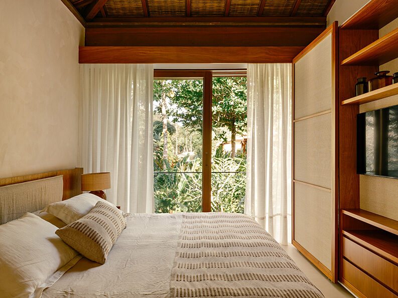 Casa Laranjeiras by Studio Marina Salles Arquitetura e Interiores