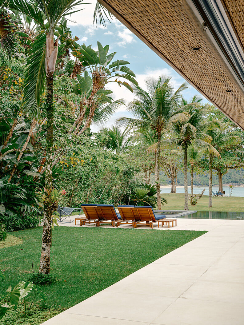 Casa Laranjeiras by Studio Marina Salles Arquitetura e Interiores