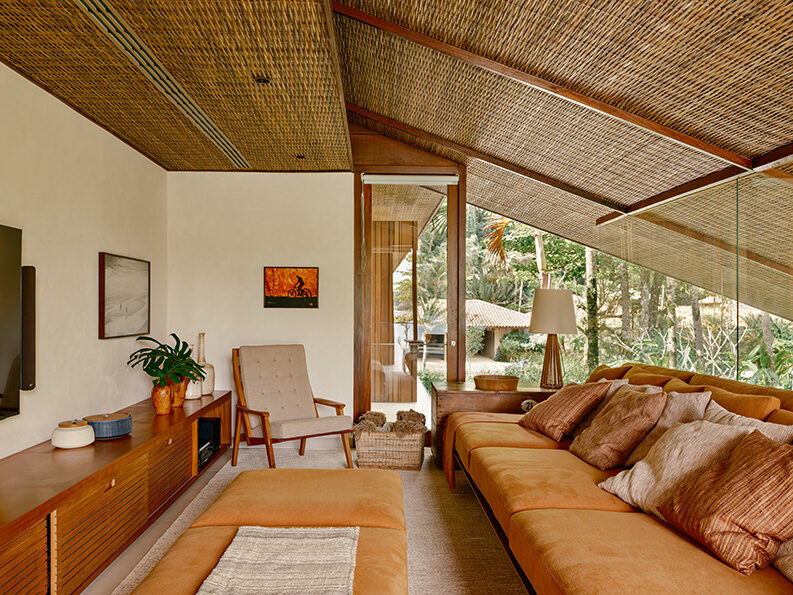 Casa Laranjeiras by Studio Marina Salles Arquitetura e Interiores