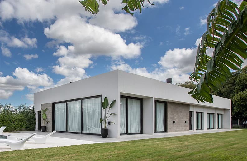 Casa Lê Jardín. Una vivienda elegante que se rodea de la serenidad del ambiente