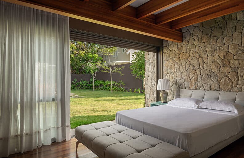 Casa MA en Atibaia by Estúdio Rossi Arquitetos