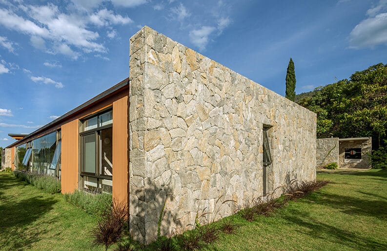 Casa MA en Atibaia by Estúdio Rossi Arquitetos