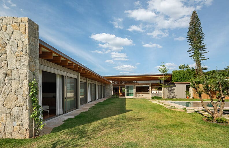 Casa MA en Atibaia by Estúdio Rossi Arquitetos