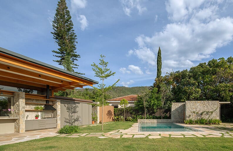 Casa MA en Atibaia by Estúdio Rossi Arquitetos