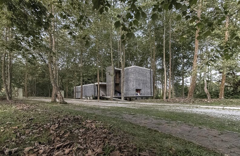 Casa Negra by ArquitectónicA Cecilia Yarmuch + Alejandro Aguilera