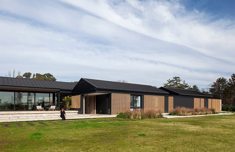Casa Orilla by Leone Loray Arquitectos