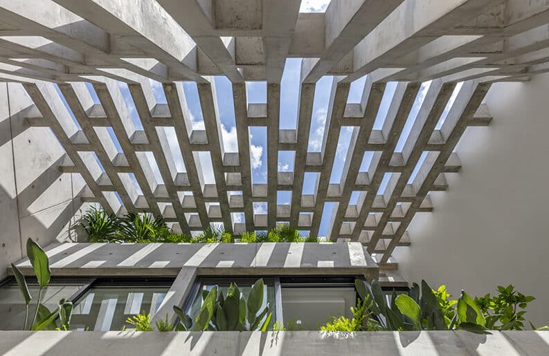 Casa Sombras by HYLA Architects