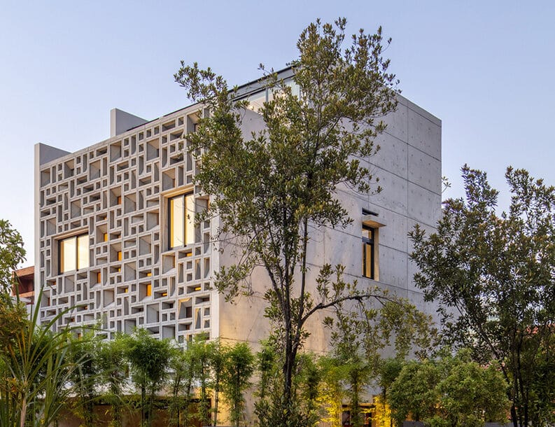 Casa Sombras by HYLA Architects