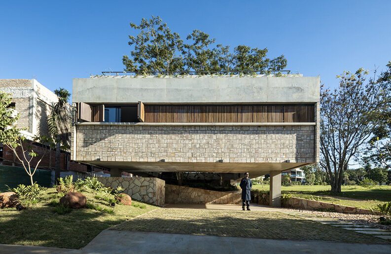 Casa Yvyraju by OMCM arquitectos