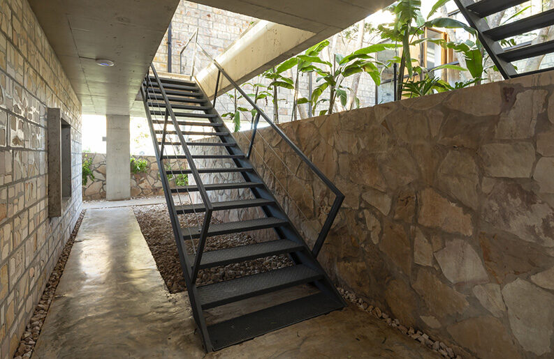 Casa Yvyraju by OMCM arquitectos