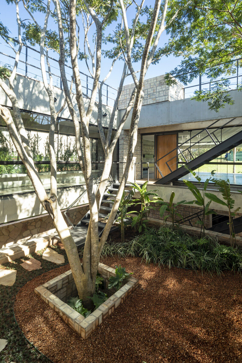 Casa Yvyraju by OMCM arquitectos