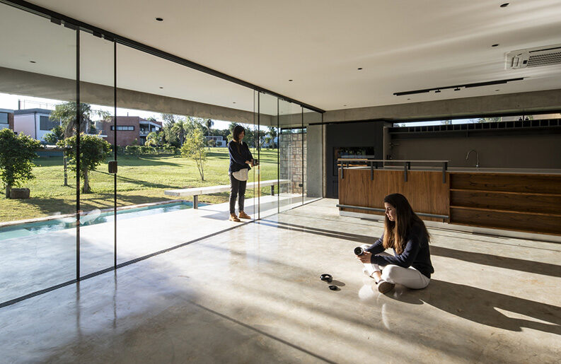 Casa Yvyraju by OMCM arquitectos