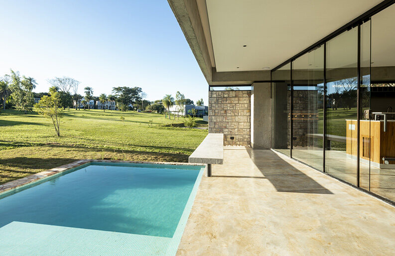 Casa Yvyraju by OMCM arquitectos
