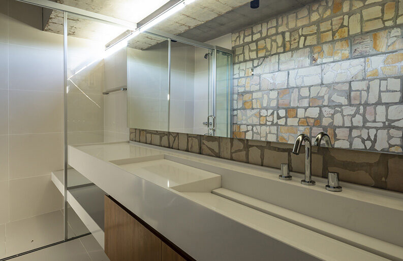 Casa Yvyraju by OMCM arquitectos