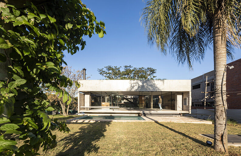 Casa Yvyraju by OMCM arquitectos