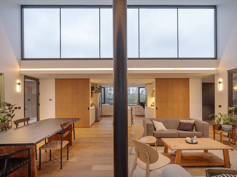 Casa con lucarna by Paralelo Transversal