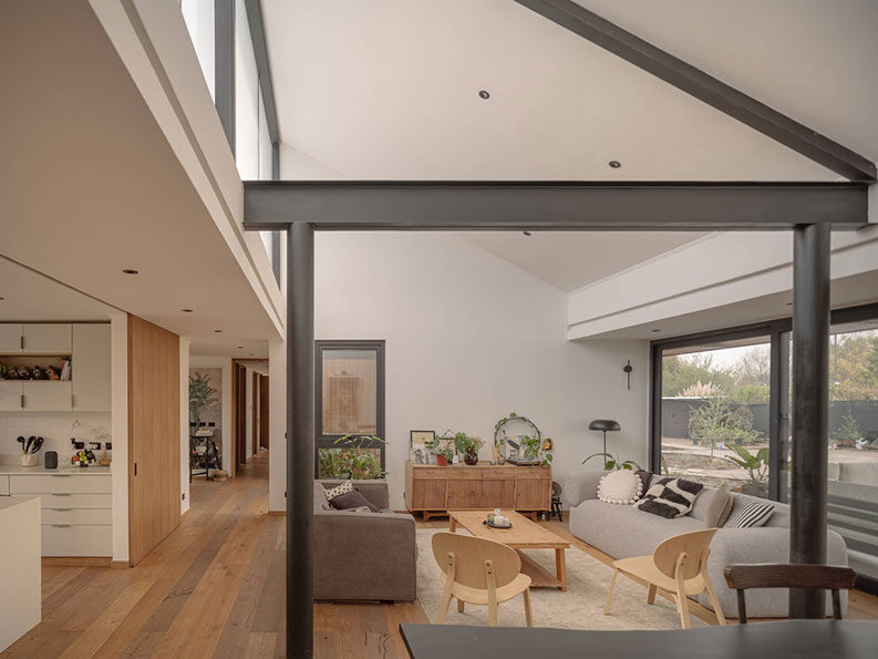 Casa con lucarna by Paralelo Transversal