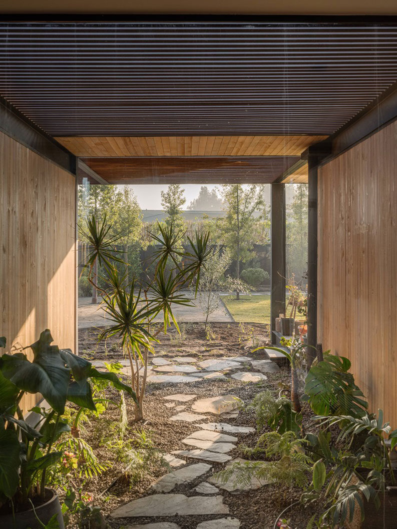 Casa con lucarna by Paralelo Transversal