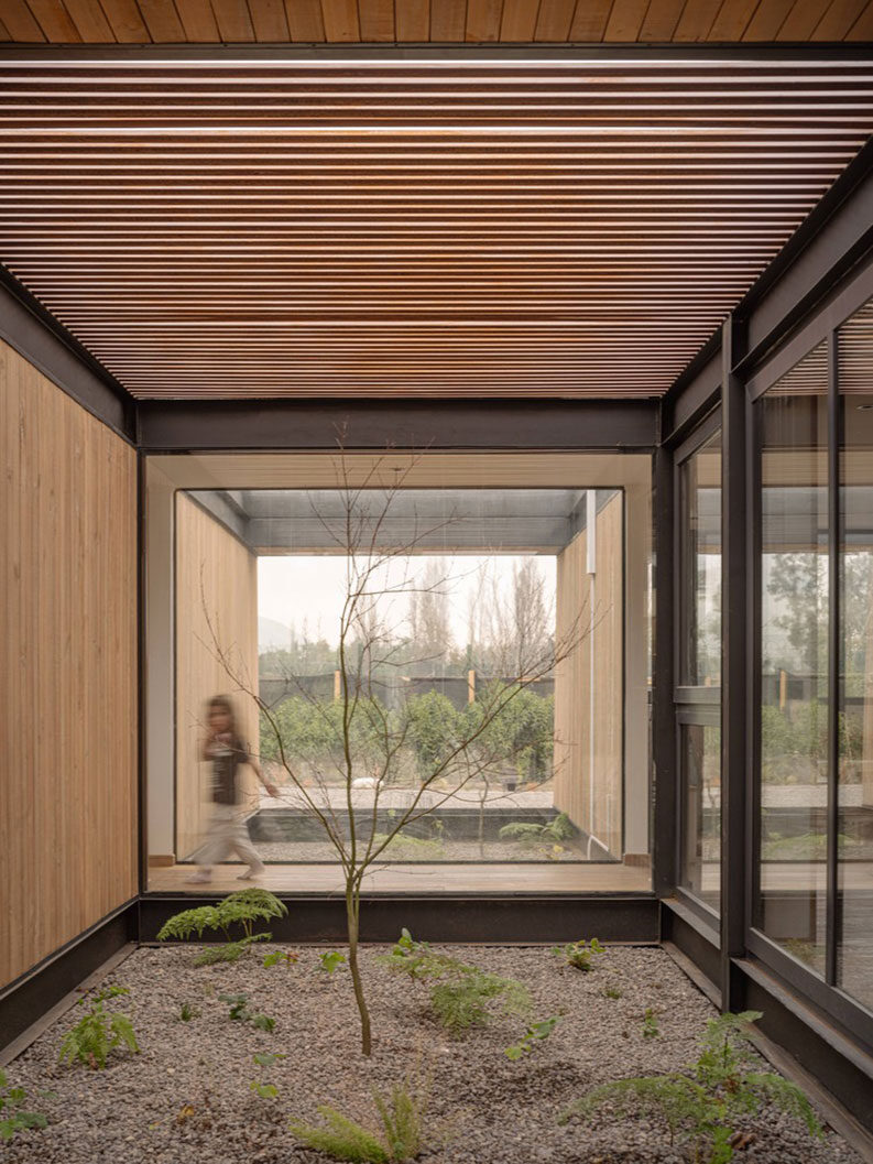 Casa con lucarna by Paralelo Transversal