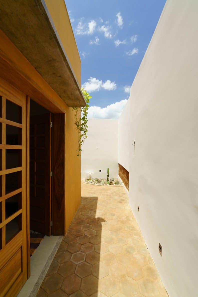 Casa de Mainha by Studio Zé