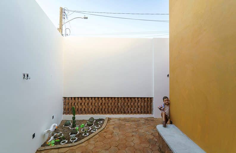 Casa de Mainha by Studio Zé