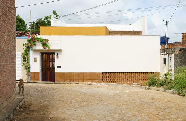 Casa de Mainha by Studio Zé