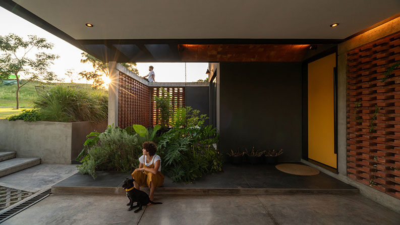 Casa de la Puerta Amarilla by Etéreo Arquitectos