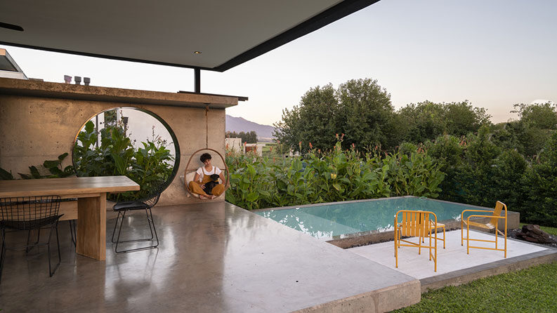 Casa de la Puerta Amarilla by Etéreo Arquitectos