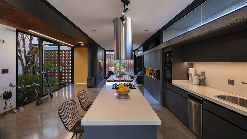 Casa de la Puerta Amarilla by Etéreo Arquitectos