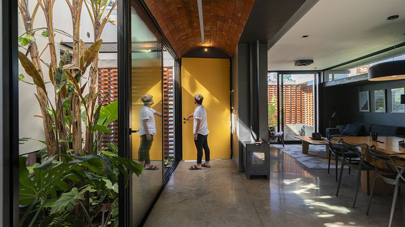 Casa de la Puerta Amarilla by Etéreo Arquitectos