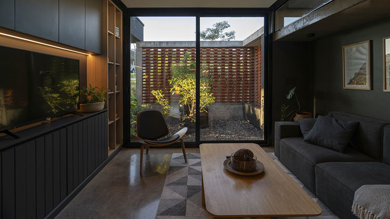 Casa de la Puerta Amarilla by Etéreo Arquitectos
