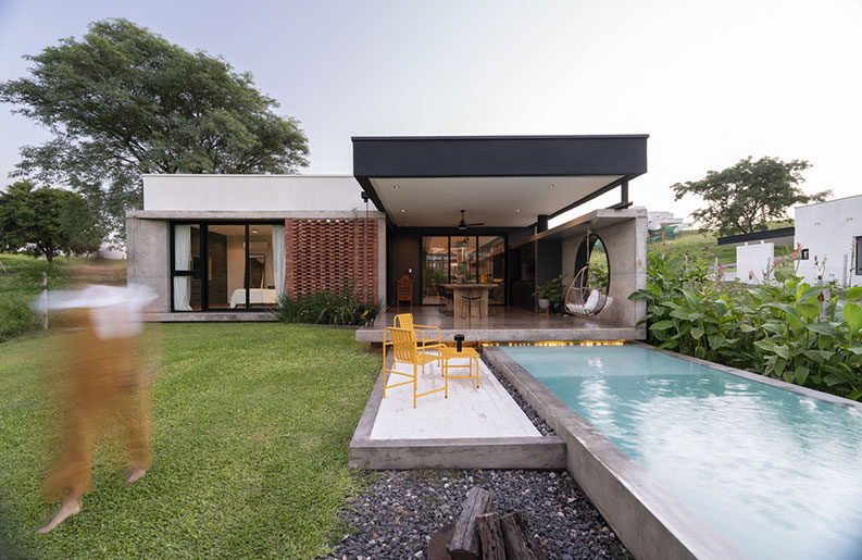 Casa de la Puerta Amarilla by Etéreo Arquitectos